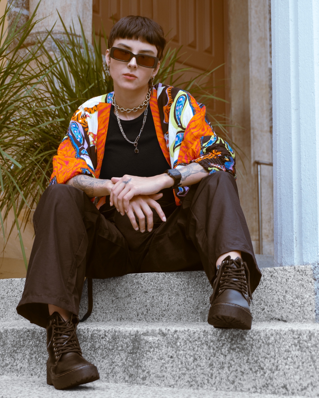 Patrícia Chêda — retrato sentada em escadaria